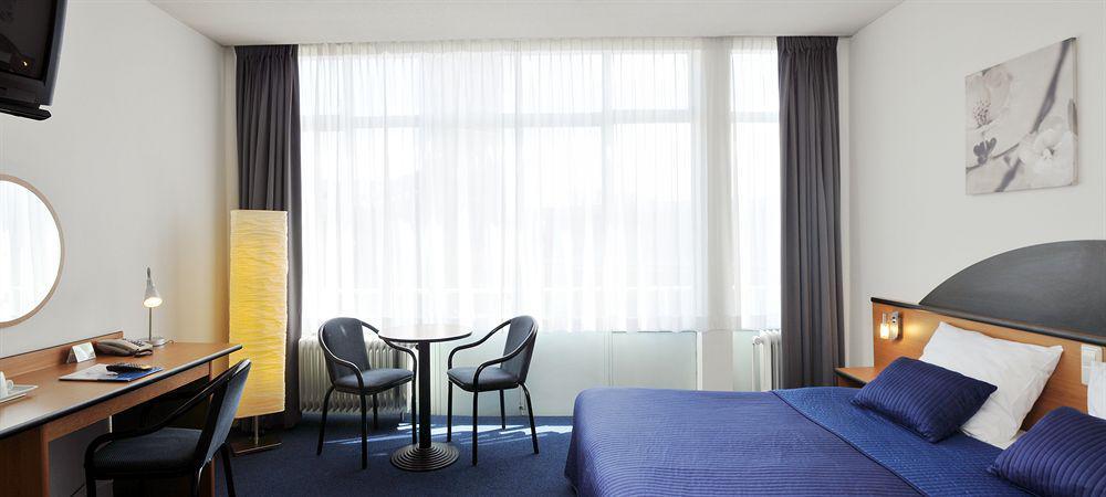 Gooiland Hotel ฮิลเวอร์ชุม ภายนอก รูปภาพ